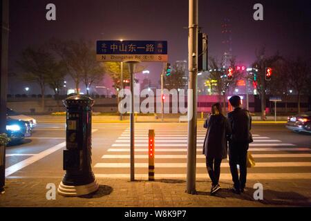 Fußgänger vorbei an den Briefkasten, auf denen Lu Han, ehemaliges Mitglied des Südens Korean-Chinese junge Band, EXO, lehnte sich auf der Nr. 1 der Zhongshan Road in der Nähe von Stockfoto