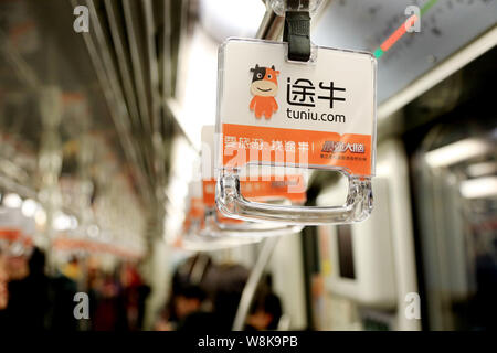 - - Datei - - Griffe mit Werbung der Chinesischen online Reisebüro Tuniu.com sind dargestellt in einer U-Bahn in Shanghai, China, 27. Januar 2016. Inv Stockfoto