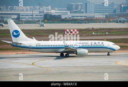 --FILE - eine Boeing 737-800 Passenger Jet von Xiamen Air Taxis am Internationalen Flughafen Shenzhen Baoan in Shenzhen City, South China Guangdong provi Stockfoto