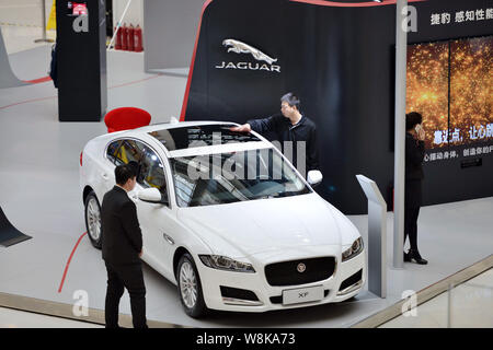 ---- Ein chinesischer Arbeiter Stäube aus einem Jaguar XF während einer Werbeveranstaltung in einem Einkaufszentrum in der Stadt Shenyang, Liaoning im Nordosten Chinas p Stockfoto