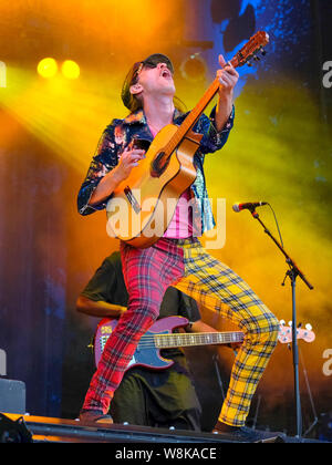 Banbury, Großbritannien. 08 Aug, 2019. Ukrainische Eugene Hutz mit New York American Gypsy Punk Band Gogol Bordell führt live auf der Bühne am 40. Jahrestag Fairport Convention Cropredy Festival's in Banbury, Oxfordshire. Credit: SOPA Images Limited/Alamy leben Nachrichten Stockfoto