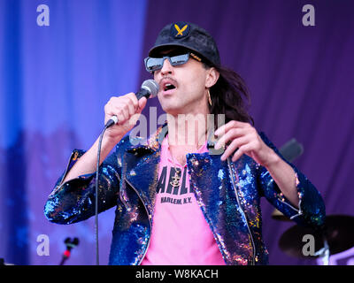 Banbury, Großbritannien. 08 Aug, 2019. Ukrainische Eugene Hutz mit New York American Gypsy Punk Band Gogol Bordell führt live auf der Bühne am 40. Jahrestag Fairport Convention Cropredy Festival's in Banbury, Oxfordshire. Credit: SOPA Images Limited/Alamy leben Nachrichten Stockfoto