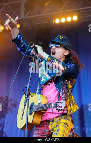 Banbury, Großbritannien. 08 Aug, 2019. Ukrainische Eugene Hutz mit New York American Gypsy Punk Band Gogol Bordell führt live auf der Bühne am 40. Jahrestag Fairport Convention Cropredy Festival's in Banbury, Oxfordshire. Credit: SOPA Images Limited/Alamy leben Nachrichten Stockfoto