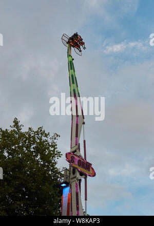 St Giles' Fair ist eine zweitägige jährliche Messe in der St. Giles, eine breite Hauptverkehrsstraße im Zentrum Nord Oxford, Großbritannien, statt. Heute wird es von der Stadtverwaltung und der Schausteller, die Gilde von Großbritannien organisiert ist. Bei der angrenzenden Kirche 1200 geweiht wurde, es ist gewachsen und mit gängigen Einstellungen seit angepasst. Queen Elizabeth besuchte ich im Jahre 1567; 1780 wurde es zu einem Toy Fair; 1800 hatte Stände und Fahrgeschäfte für Kinder; inklusive 'Erwachsenen' Vergnügungen von 1830; und mit dem Zug zog Menschen aus Birmingham und Cardiff. Betjeman beschrieb es als die größte in England in den 1930er Jahren. Stockfoto