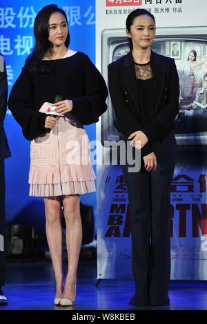 Chinesischen Schauspielerinnen Yao Chen, rechts, und Tang Yan pose bei der Eröffnung des 23. beijing Student Film Festival in Peking, China, 9A Stockfoto