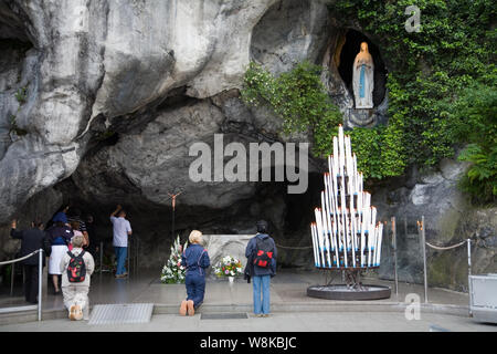 Die Gläubigen versammeln, die von der Grotte de Massabielle in Lourdes, Frankreich Stockfoto