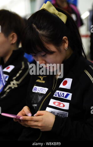 Japanische Tischtennis Spieler Ai Fukuhara verwendet Ihr Smartphone an den asiatischen Tischtennis Turnier die Qualifikation für die Olympischen Spiele 2016 in Rio in Hongkong Stockfoto