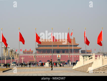 Rote Fahnen flattern auf dem Tian'anmen-Platz vor der Eröffnung für die Vierte Sitzung der 12 nationalen Komitees der PKKCV (Chinesisch Pe Stockfoto