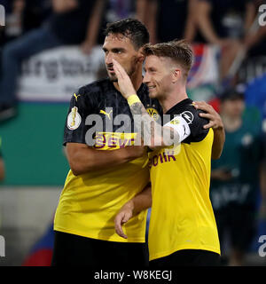 Uerdingen, Deutschland. 9 Aug, 2019. Marco Reus (R) Dortmund feiert, nachdem er mit seinen Mannschaftskameraden Mats Hummels während der DFB-Pokal erste runde Spiel zwischen Borussia Dortmund und dem KFC Uerdingen 05 in Uerdingen, Aug 9, 2019. Quelle: Joachim Bywaletz/Xinhua/Alamy leben Nachrichten Stockfoto