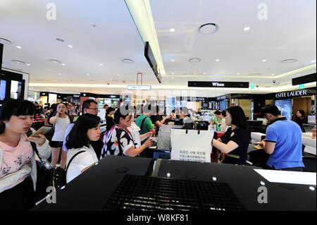 - - - - Kunden, von denen die meisten Chinesen sind, sind Einkaufsmöglichkeiten in einem Duty Free Shop in Jeju, Südkorea, 29. Mai 2015. Chinesischer Touristen spritzte Stockfoto