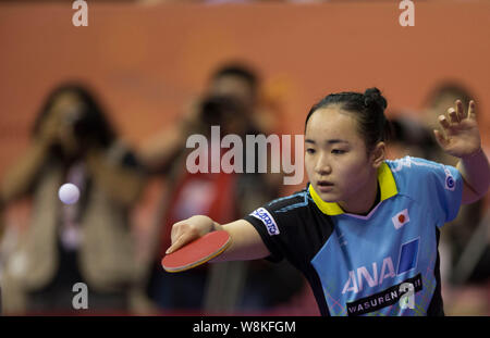 Mima Ito von Japan dient gegen Kim Song, den ich von Nordkorea während Ihrer Gruppe auf der Welt 2016 Team Tischtennis WM in Kuala Lumpur, Stockfoto