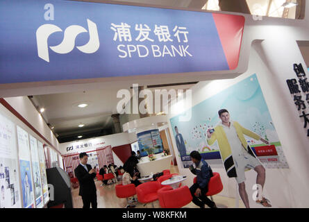---- Leute besuchen Sie den Stand der SPD-Bank (Shanghai Pudong Development Bank) während einer Expo in Peking, China, 31. Oktober 2015. Shanghai Pudong Deve Stockfoto