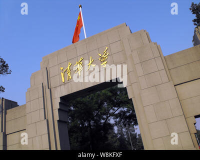 ---- Blick auf die West Gate von der Tsinghua Universität in Peking, China, 15. Mai 2010. Chinesische Universitäten haben ihre Verdienste erwiesen, nach v Stockfoto