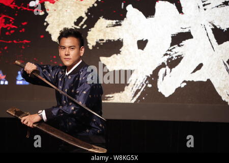 Taiwanesische Schauspieler Eddie Peng stellt während einer Pressekonferenz für seinen Film "Helden" in Hongkong, China, 14. März 2016. Stockfoto