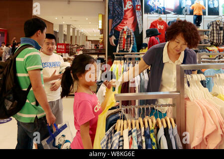 - - - - Kunden, von denen die meisten Chinesen sind, sind Einkaufsmöglichkeiten für Kleidung in einem Duty Free Shop in Bangkok, Thailand, 16. Februar 2016. Chinesischer Stockfoto