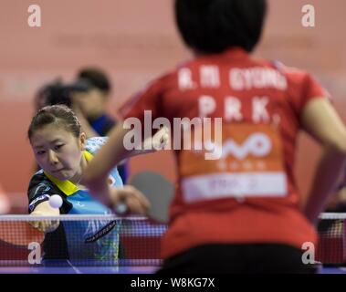 Ai fukuhara von Japan gibt einen Schuß zu Ri Mi Gyong von Nordkorea während Ihrer Gruppe auf der Welt 2016 Team Tischtennis WM in Kuala Stockfoto