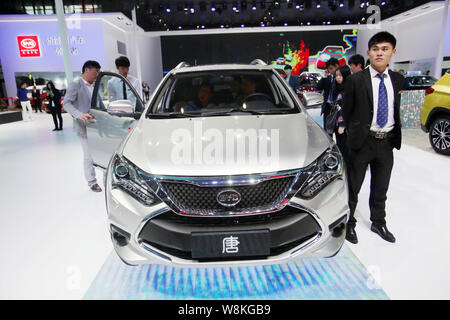 ---- Besucher Blick an oder probieren Sie einen BYD Tang Plug-in Hybrid Auto auf dem Display während der 16. Internationalen Automobil- Ausstellung in Shanghai, al Stockfoto