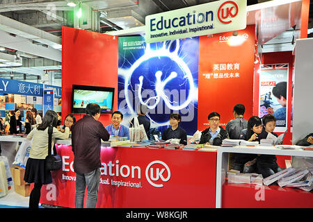 ---- Leute besuchen einen Stand im Ausstellungsbereich für Großbritannien während der China Education Expo 2015 (CEE) in Shanghai, China, 31. Oktober 2015. Es Bestell-nr. Stockfoto