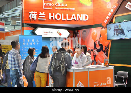 ---- Leute besuchen einen Stand im Ausstellungsbereich für Holland während der China Education Expo 2015 (CEE) in Shanghai, China, 31. Oktober 2015. Ther Stockfoto