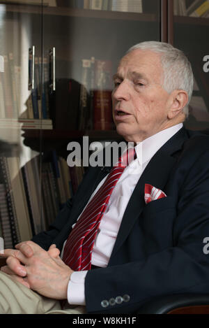 Der US-Ökonom Edmund Phelps Strother, jr., Sieger der Nobel Memorial Prize 2006 in Wirtschaftswissenschaften, spricht in einem Interview während einer interna Stockfoto