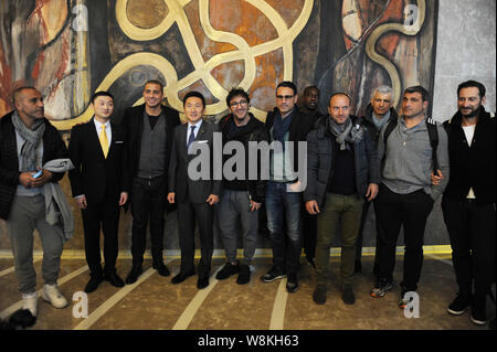 Französischen Fußball-Star David Trezeguet, dritte Straße links, italienischen Fußball-Star Ciro Ferrara, 5. links, und andere Legenden FC Juventus darstellen, wie Sie ankommen Stockfoto