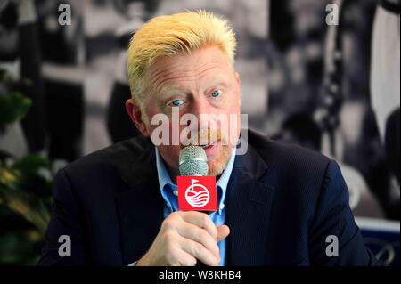 Deutsche Tennisstar Boris Becker spricht bei der Eröffnung des Boris Becker Tennis Academy in Shenzhen, der südchinesischen Provinz Guangdong, Stockfoto