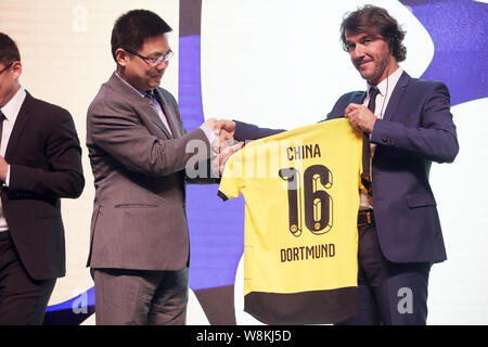 Borussia Dortmund der ehemaligen Deutschen Fußball-Star Karl-Heinz Riedle, rechts, schüttelt Hände mit einem anderen Gast auf einer Pressekonferenz für das China Spiel des Stockfoto