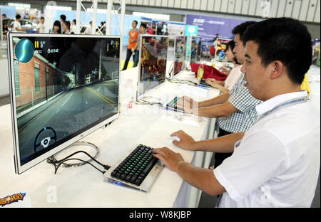 ------ Chinesischer Besucher Spielen elektronischer Spiele auf Desktop Computern während einer Ausstellung in Nanjing, Provinz Jiangsu, China, 12. September Stockfoto