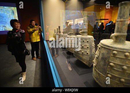 Chinesische Besucher Blick auf kulturelle Relikte aus dem Grab des "Haihunhou" (Marquis von Haihun) zurück zu der Westlichen Han-Dynastie (206 v. Chr. - 8 dating ausgegraben Stockfoto