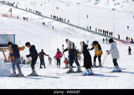 ---- Urlauber lernen Sie Skifahren im Skigebiet in Altay Stadt, im Nordosten Chinas Autonome Region Xinjiang Uygur, 13. Februar 2016. Wenn Peking Stockfoto