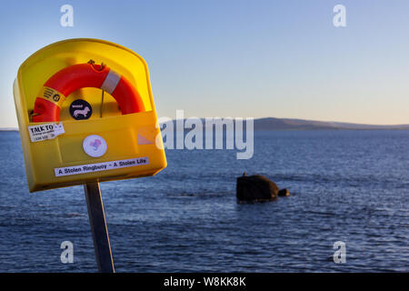 Eine Schwimmweste oder ringbuoy an der Küste in Salthill, Galway, Irland warnt eine gestohlene Ringbouy - ein gestohlenes Leben Stockfoto