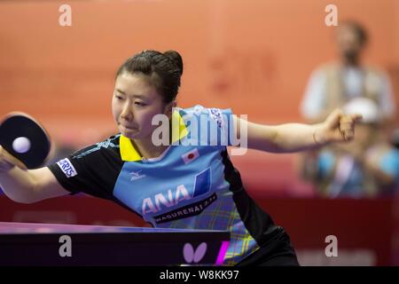 Ai fukuhara von Japan gibt einen Schuß zu Ri Mi Gyong von Nordkorea während Ihrer Gruppe auf der Welt 2016 Team Tischtennis WM in Kuala Stockfoto