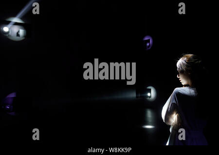 Peking, China. 9 Aug, 2019. Eine Frau besuche eine interaktive, multimediale Ausstellung in der Lanjing Arts Center in Peking, der Hauptstadt von China, August 9, 2019. Die Ausstellung, bestehend aus Musik, Licht, Bilder und Videos aus am Freitag trat die Besucher einer immersiven Erfahrung der Kunst. Credit: Jin Liangkuai/Xinhua/Alamy Leben Nachrichten bereitstellen Stockfoto