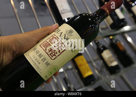 --FILE - ein chinesischer Kunde Geschäfte für eine Flasche Changyu Cabernet Rotwein in einem Supermarkt in der Stadt Guangzhou, die südchinesische Provinz Guangdong, 24 Ju Stockfoto