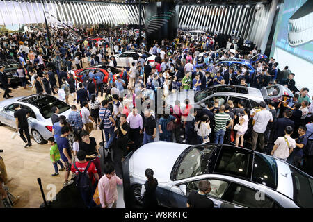 ---- Besucher ausprobieren oder bei Mercedes-Benz Cars auf Anzeige während des 13 China (Guangzhou) Internationale Automobil Ausstellung, auch bekannt als Stockfoto