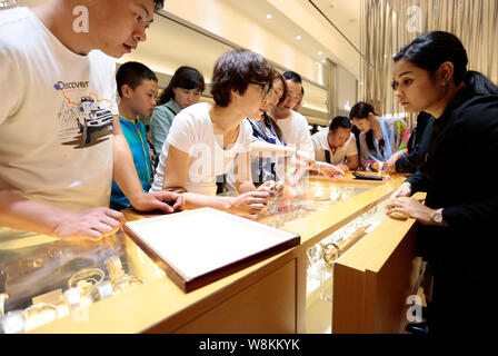 - - - - Kunden, von denen die meisten Chinesen sind, sind Einkaufsmöglichkeiten für Uhren zu einem Duty Free Shop in Bangkok, Thailand, 16. Februar 2016. Chinesischer Stockfoto