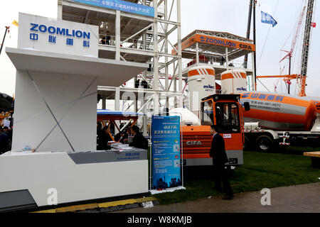 ---- Besucher Blick auf Bau maschinen der Zoomlion auf Anzeige an der 7. Internationalen Fachmesse für Baumaschinen, Baustoffmaschinen Materia Stockfoto