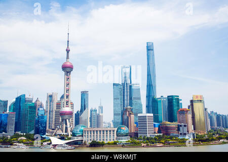 ---- Stadtbild der Lujiazui Financial District mit dem Shanghai Tower, dem höchsten Rechten, den Oriental Pearl TV Tower, dem höchsten Links und andere Skys Stockfoto