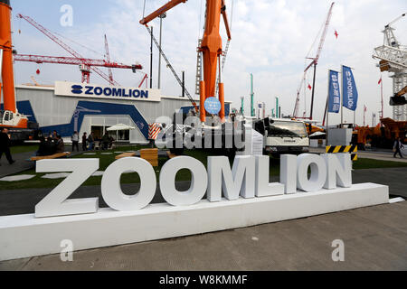 ---- Besucher Blick auf Bau maschinen der Zoomlion auf Anzeige an der 7. Internationalen Fachmesse für Baumaschinen, Baustoffmaschinen Materia Stockfoto