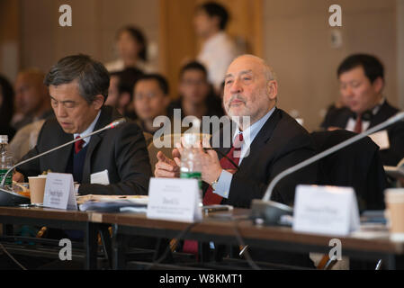 Der US-Ökonom Edmund Phelps Strother, jr., Sieger der Nobel Memorial Prize 2006 in Wirtschaftswissenschaften, spricht in einem Interview während einer interna Stockfoto