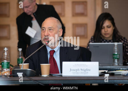 Der US-Ökonom Edmund Phelps Strother, jr., Sieger der Nobel Memorial Prize 2006 in Wirtschaftswissenschaften, spricht in einem Interview während einer interna Stockfoto