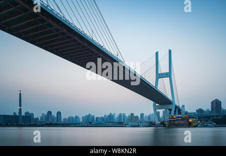 ---- Blick auf die Nanpu Brücke über den Fluss Huangpu in Shanghai, China, 1. März 2016. Stockfoto