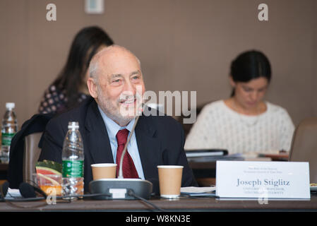 Der US-Ökonom Edmund Phelps Strother, jr., Sieger der Nobel Memorial Prize 2006 in Wirtschaftswissenschaften, spricht in einem Interview während einer interna Stockfoto