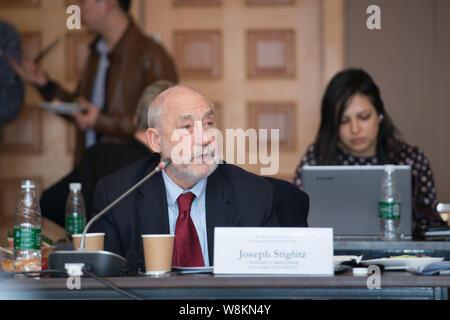 Der US-Ökonom Edmund Phelps Strother, jr., Sieger der Nobel Memorial Prize 2006 in Wirtschaftswissenschaften, spricht in einem Interview während einer interna Stockfoto