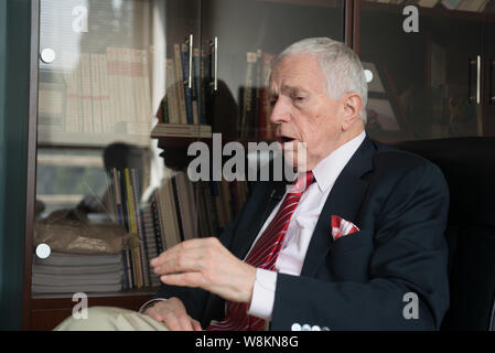 Der US-Ökonom Edmund Phelps Strother, jr., Sieger der Nobel Memorial Prize 2006 in Wirtschaftswissenschaften, spricht in einem Interview während einer interna Stockfoto