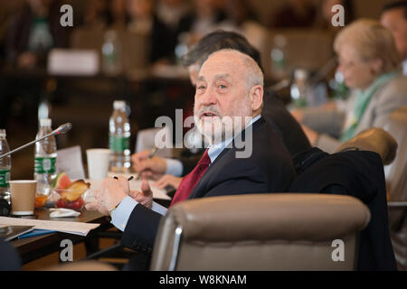 Der US-Ökonom Edmund Phelps Strother, jr., Sieger der Nobel Memorial Prize 2006 in Wirtschaftswissenschaften, spricht in einem Interview während einer interna Stockfoto