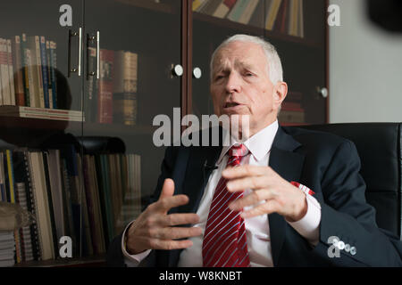 Der US-Ökonom Edmund Phelps Strother, jr., Sieger der Nobel Memorial Prize 2006 in Wirtschaftswissenschaften, spricht in einem Interview während einer interna Stockfoto