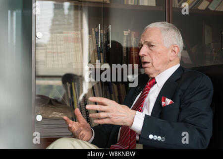 Der US-Ökonom Edmund Phelps Strother, jr., Sieger der Nobel Memorial Prize 2006 in Wirtschaftswissenschaften, spricht in einem Interview während einer interna Stockfoto