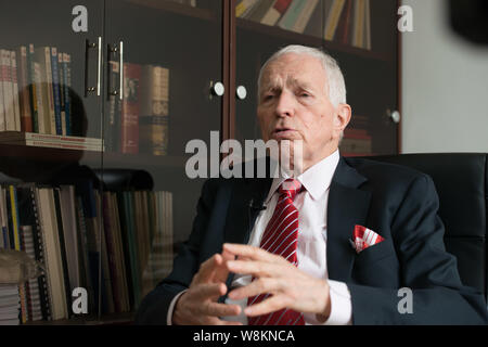 Der US-Ökonom Edmund Phelps Strother, jr., Sieger der Nobel Memorial Prize 2006 in Wirtschaftswissenschaften, spricht in einem Interview während einer interna Stockfoto