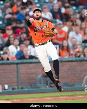 San Francisco, USA. 09 Aug, 2019. August 09, 2019: San Francisco Giants dritter Basisspieler Evan Longoria (10) springt ein infield Hit zu Feld und die erste Basis werfen, während ein MLB-Spiel zwischen den Philadelphia Phillies und die San Francisco Giants bei Oracle Park in San Francisco, Kalifornien. Credit: Cal Sport Media/Alamy leben Nachrichten Stockfoto